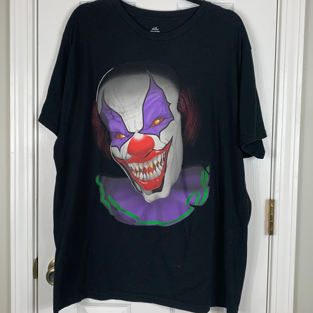 Celebrate Halloween black short sleeved tee shirt size XL. Scary Clown on front